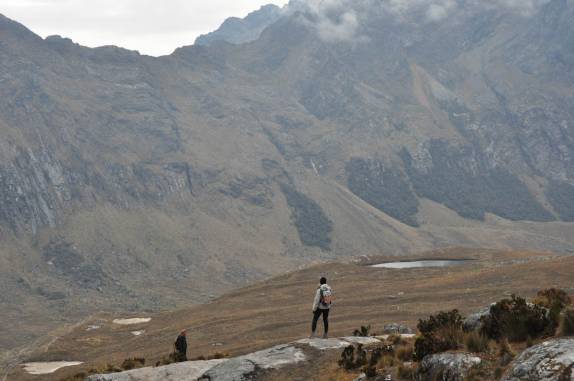 Belíssimas paisagens no alto do vale que conhecemos no último dia do trekking Santa Cruz, na Cordillera Blanca, região de Huaraz - Peru